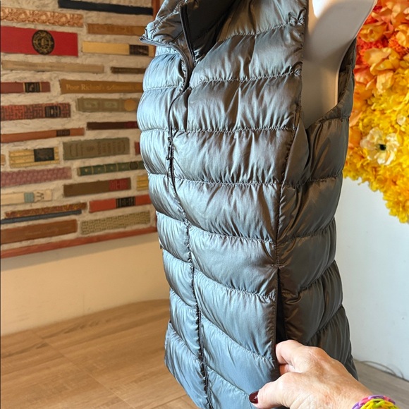 Uniqlo green grey ultra light vest EUC - Picture 10 of 10